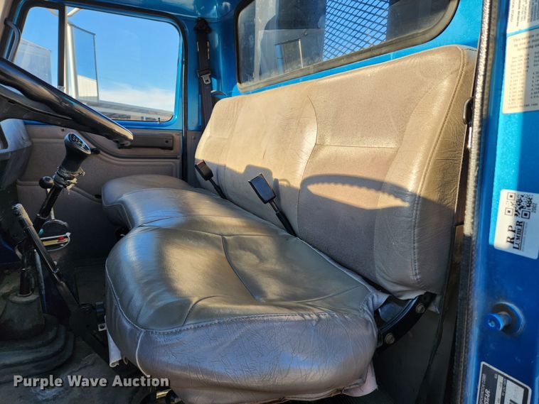 image for item KT9480 1998 International 4700  dump flatbed truck