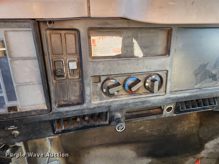 image for item KT9480 1998 International 4700  dump flatbed truck