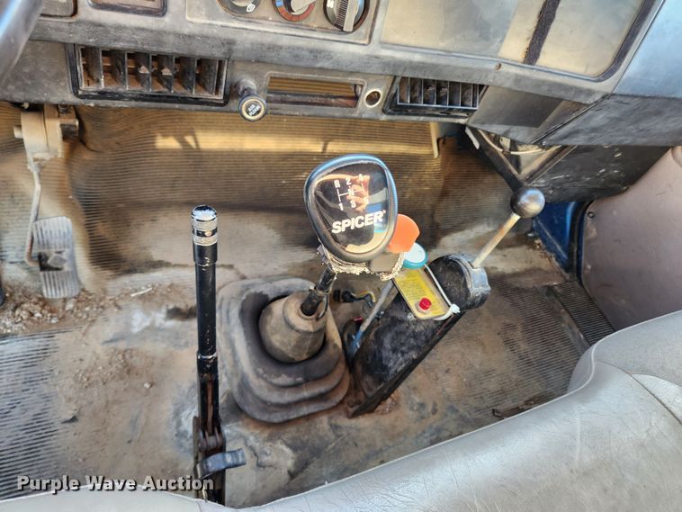 image for item KT9480 1998 International 4700  dump flatbed truck