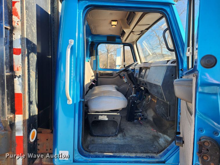 image for item KT9480 1998 International 4700  dump flatbed truck