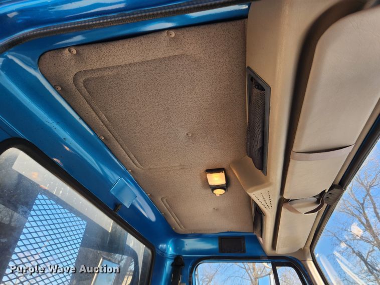 image for item KT9480 1998 International 4700  dump flatbed truck