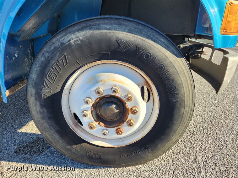 image for item KT9480 1998 International 4700  dump flatbed truck