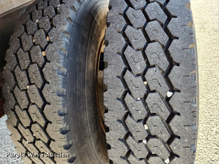 image for item KT9480 1998 International 4700  dump flatbed truck