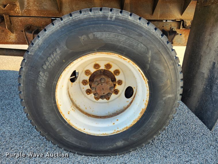 image for item KT9480 1998 International 4700  dump flatbed truck