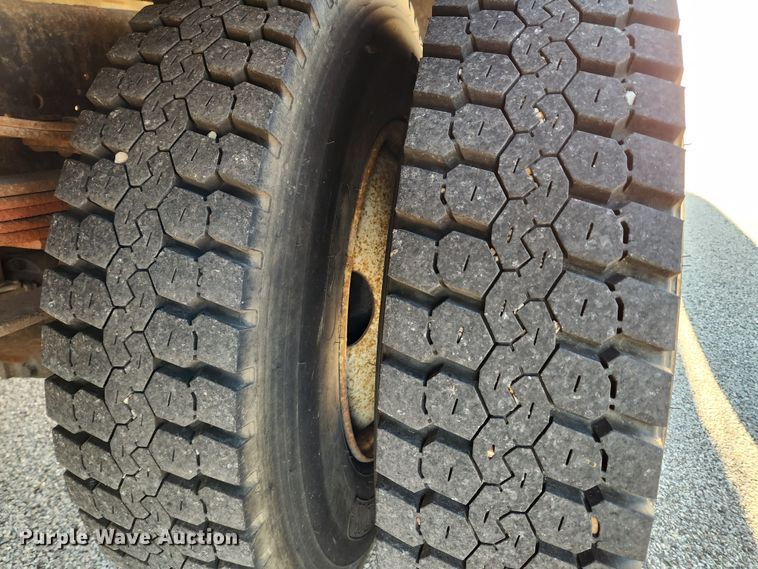 image for item KT9480 1998 International 4700  dump flatbed truck