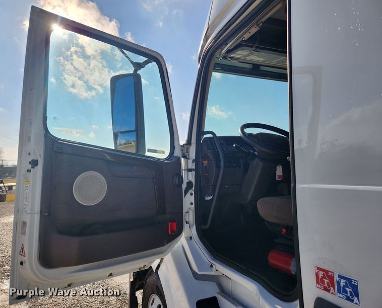 image for item KT9503 2016 Volvo VNL  semi truck