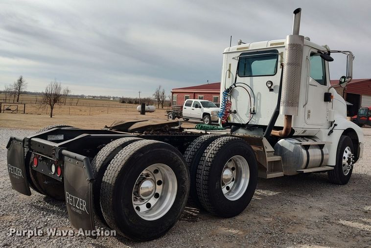 image for item LA9288 2006 International 9200i  semi truck