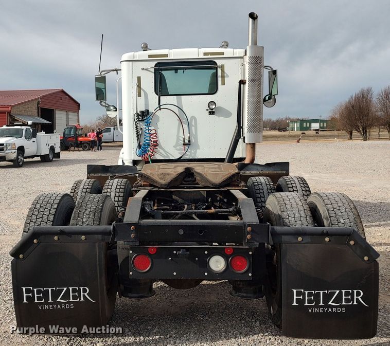 image for item LA9288 2006 International 9200i  semi truck