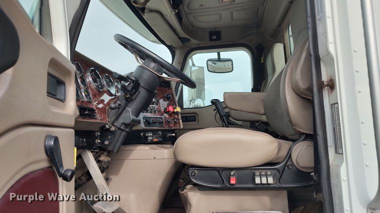 image for item LA9288 2006 International 9200i  semi truck