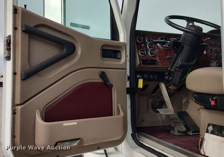 image for item LA9288 2006 International 9200i  semi truck