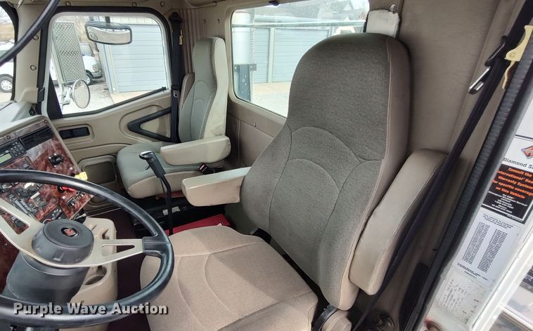 image for item LA9288 2006 International 9200i  semi truck