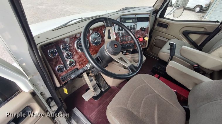 image for item LA9288 2006 International 9200i  semi truck