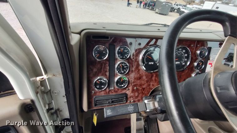 image for item LA9288 2006 International 9200i  semi truck