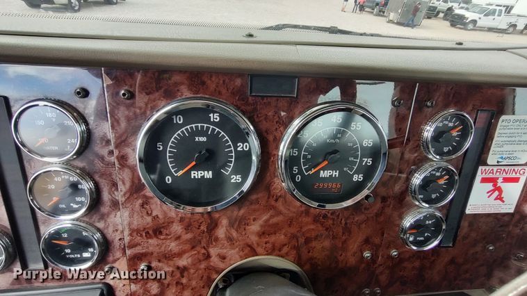 image for item LA9288 2006 International 9200i  semi truck