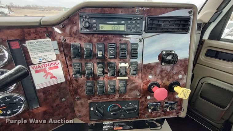 image for item LA9288 2006 International 9200i  semi truck