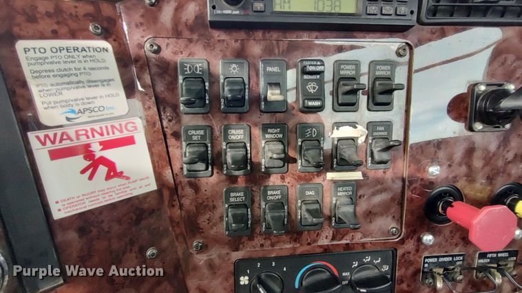 image for item LA9288 2006 International 9200i  semi truck