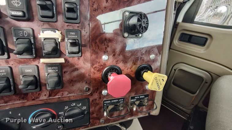 image for item LA9288 2006 International 9200i  semi truck