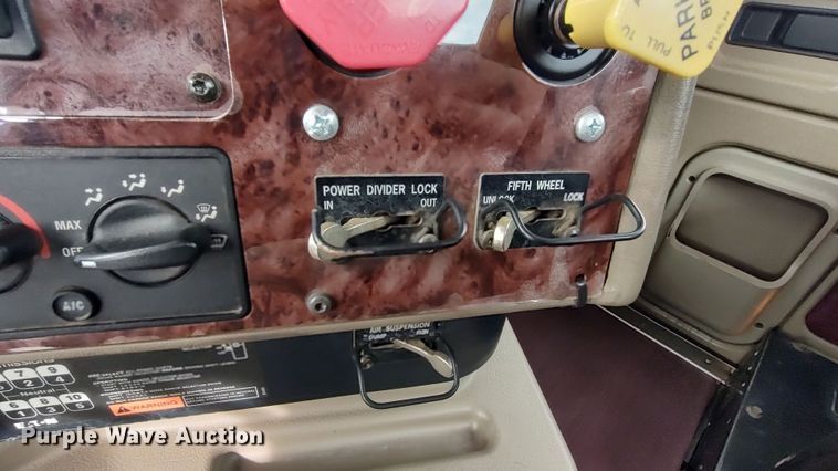 image for item LA9288 2006 International 9200i  semi truck