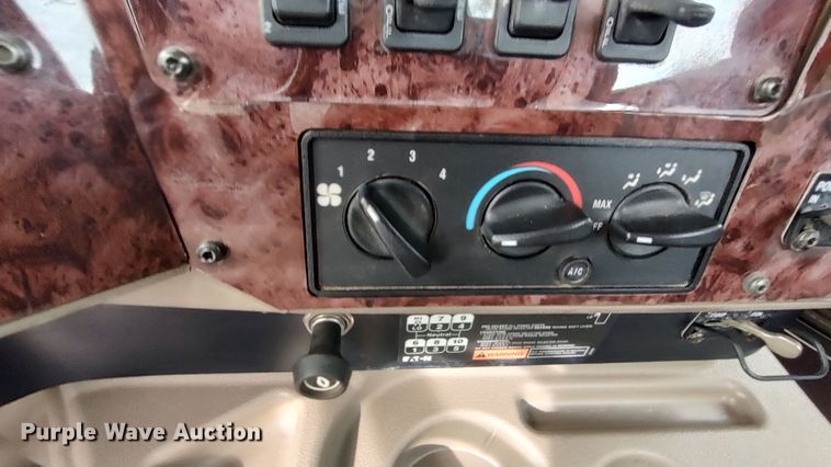 image for item LA9288 2006 International 9200i  semi truck