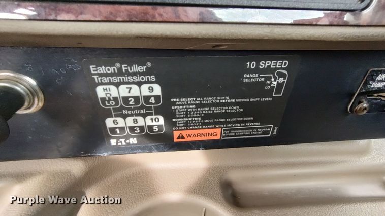 image for item LA9288 2006 International 9200i  semi truck