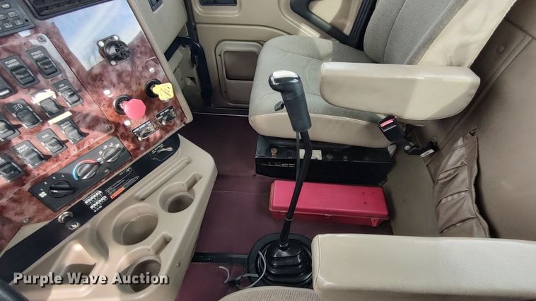 image for item LA9288 2006 International 9200i  semi truck