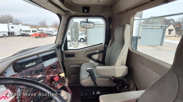 image for item LA9288 2006 International 9200i  semi truck