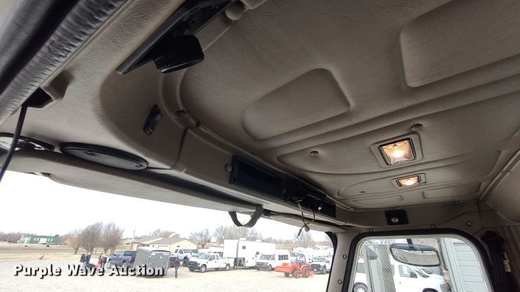 image for item LA9288 2006 International 9200i  semi truck