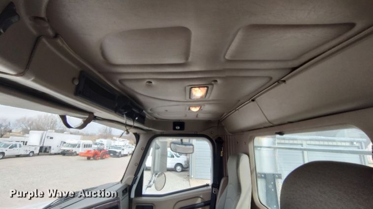 image for item LA9288 2006 International 9200i  semi truck