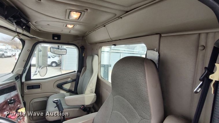 image for item LA9288 2006 International 9200i  semi truck