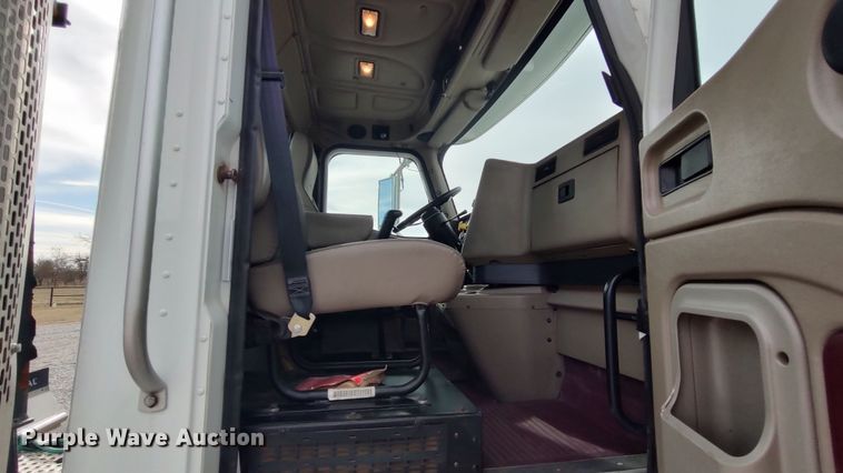 image for item LA9288 2006 International 9200i  semi truck