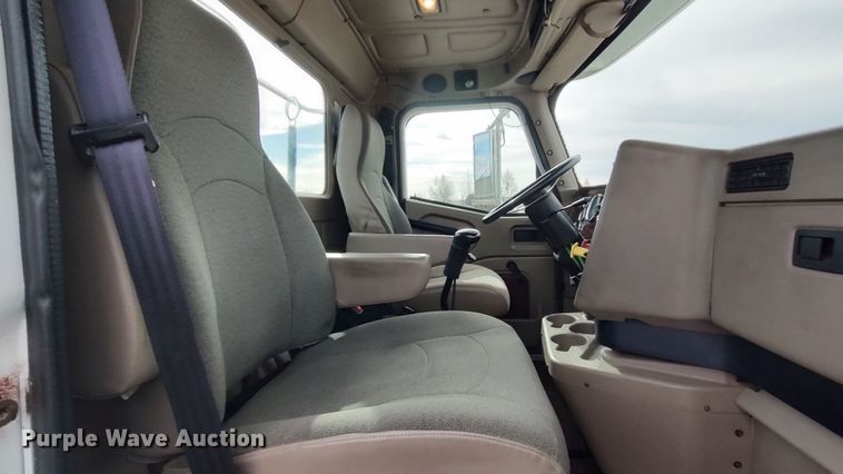 image for item LA9288 2006 International 9200i  semi truck