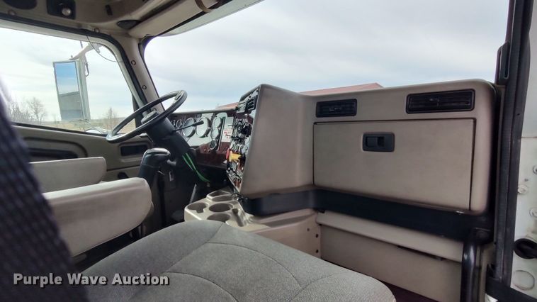 image for item LA9288 2006 International 9200i  semi truck