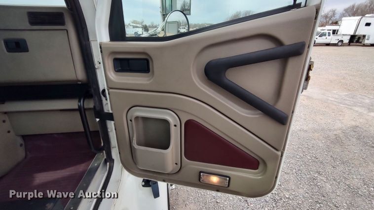 image for item LA9288 2006 International 9200i  semi truck