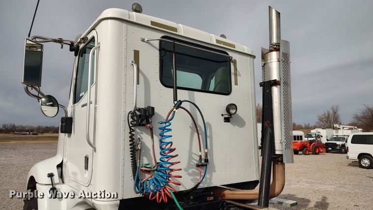 image for item LA9288 2006 International 9200i  semi truck