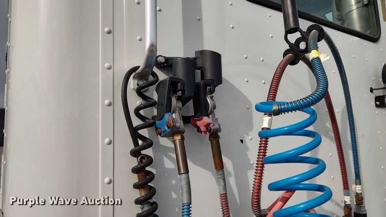 image for item LA9288 2006 International 9200i  semi truck