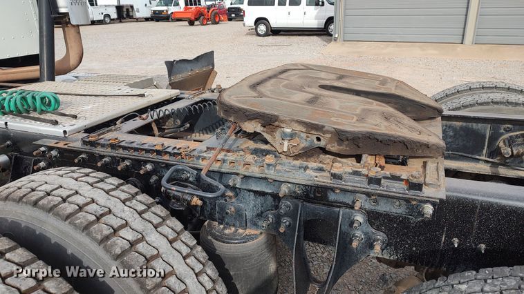 image for item LA9288 2006 International 9200i  semi truck