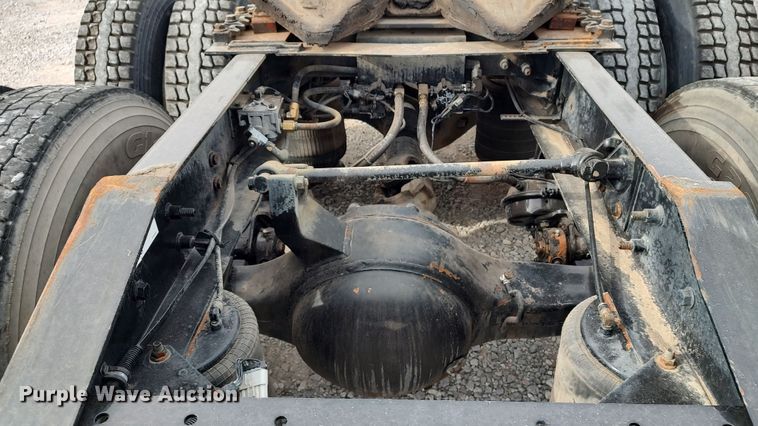 image for item LA9288 2006 International 9200i  semi truck