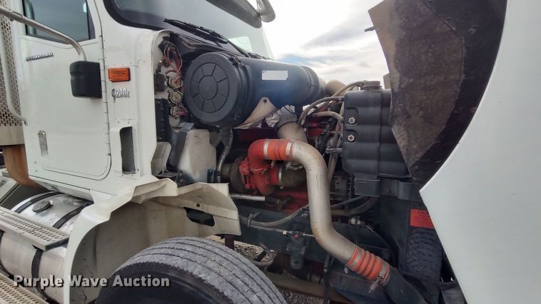 image for item LA9288 2006 International 9200i  semi truck