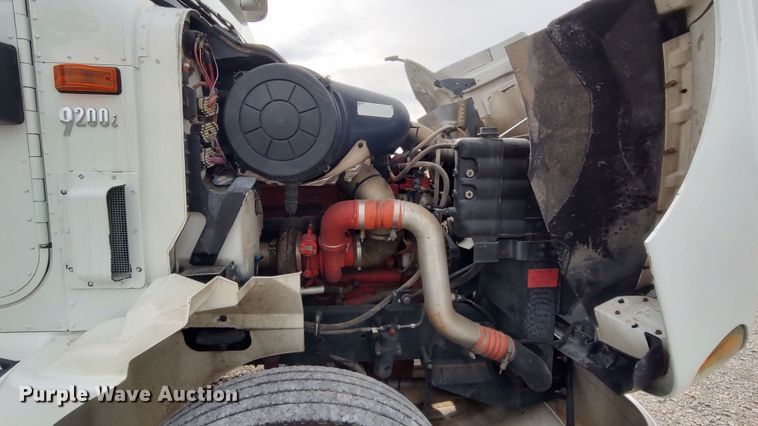 image for item LA9288 2006 International 9200i  semi truck