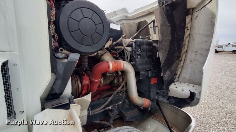 image for item LA9288 2006 International 9200i  semi truck