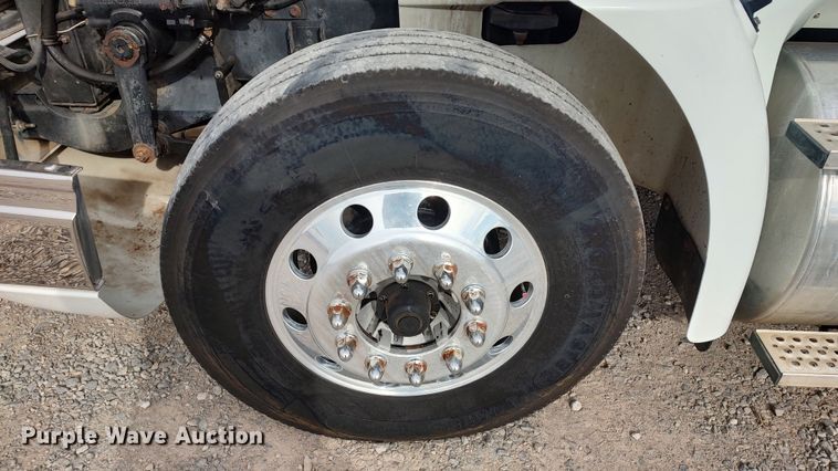 image for item LA9288 2006 International 9200i  semi truck