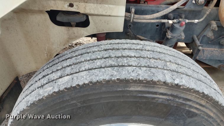 image for item LA9288 2006 International 9200i  semi truck