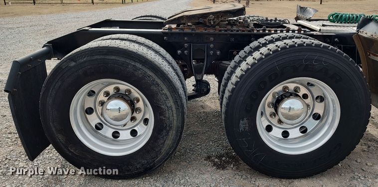 image for item LA9288 2006 International 9200i  semi truck