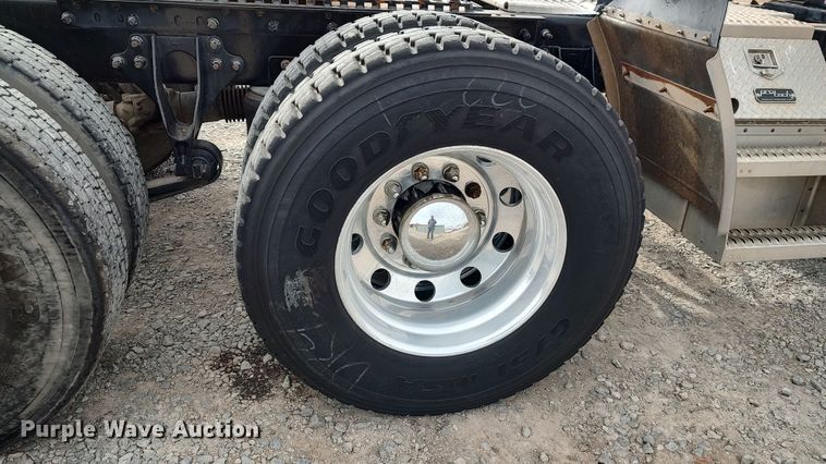 image for item LA9288 2006 International 9200i  semi truck