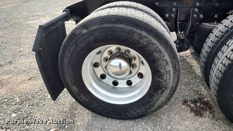 image for item LA9288 2006 International 9200i  semi truck