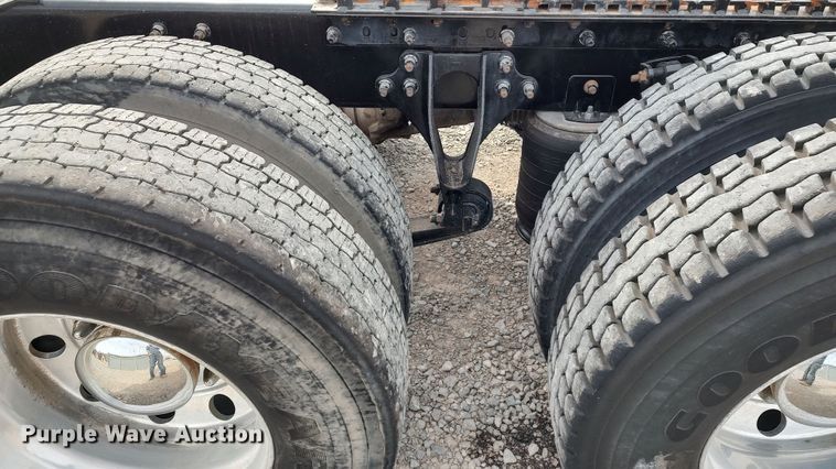 image for item LA9288 2006 International 9200i  semi truck