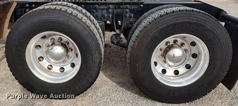 image for item LA9288 2006 International 9200i  semi truck