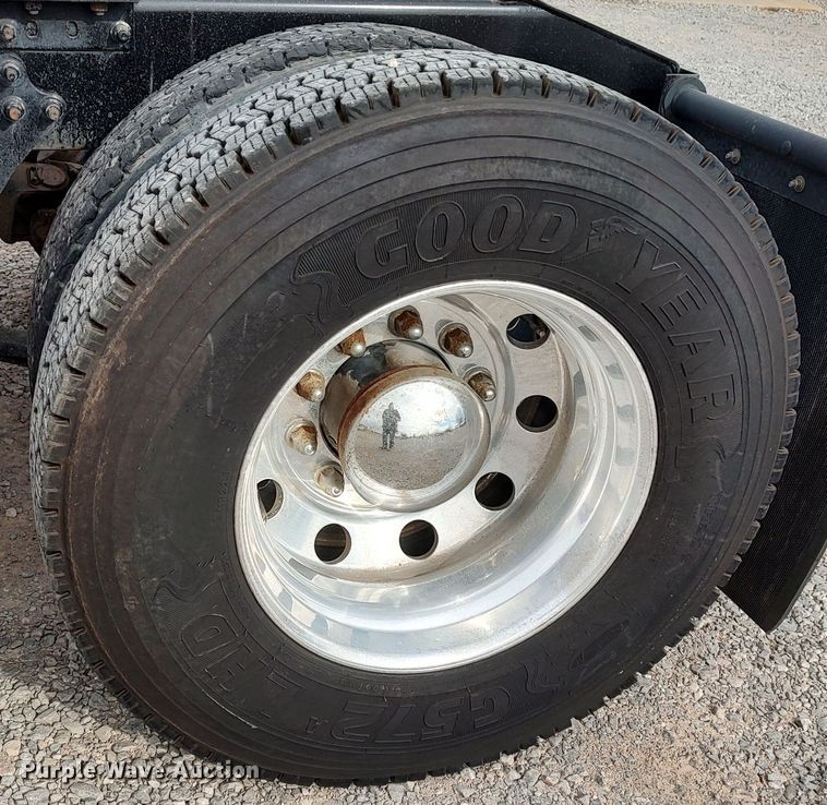 image for item LA9288 2006 International 9200i  semi truck