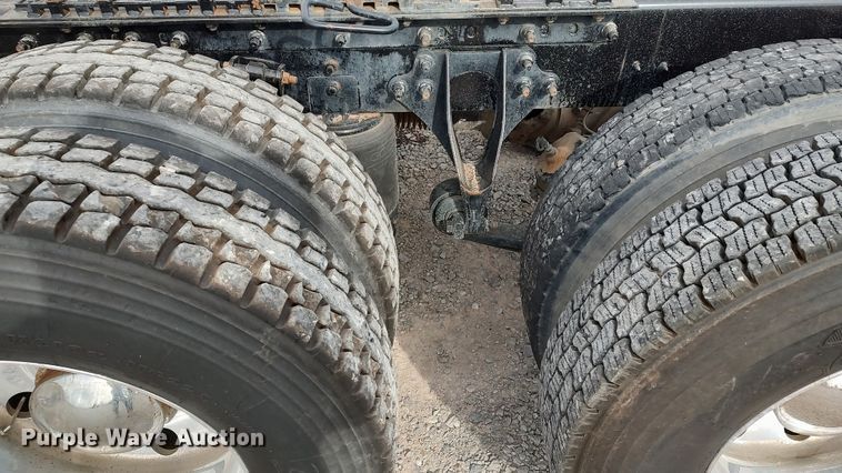 image for item LA9288 2006 International 9200i  semi truck