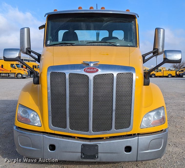 image for item LP9149 2019 Peterbilt 579 semi truck